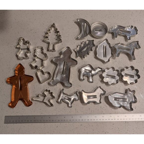 Vintage 1950s Assorted Metal Cookie Cutters Set Of 19 - Picture 2 of 16